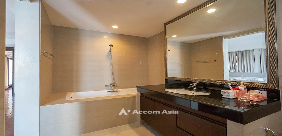 รูป 🔼🔽 AccomA 📩 Spacious condominium with bright red accent and balcony in Sathorn (28008) - รูปที่ 13/17