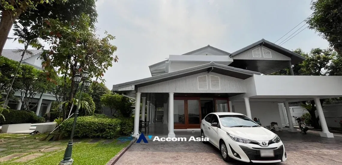 รูป 🔼🔽 AccomA 📩 Exclusive Detached House for Rent in Ekkamai – Private Gated Compound with Only 2 Homes! Shared Swimming pool & Garden (610073) - รูปที่ 3/20