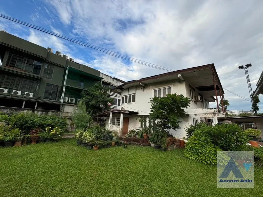 picture 🔼🔽 AccomA 📩 Detached 2 storey house with garden for rent in Sukhumvit, Near Ekkamai Road (AA42507) - 2/11