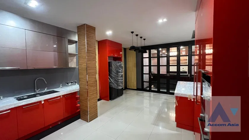 picture 🔼🔽 AccomA 📩 Striking Loft-Style Home with Bold Red-Black Interiors (AA42137) - 6/20