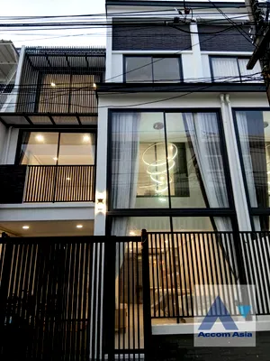 ทาวน์โฮม BTS เอกมัย : 🔼🔽 AccomA 📩 Elegant townhouse with natural light and modern layout (AA42421)