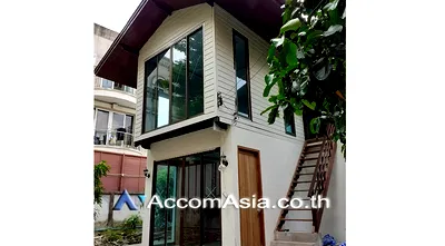 เช่าบ้านเดี่ยว เขตสาทร : 🔼🔽 AccomA 📩 Bright house with garden view and classic wood details in Sathorn (AA26397)
