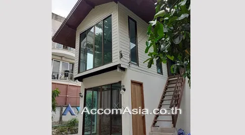🔼🔽 AccomA 📩 Bright house with garden view and classic wood details in Sathorn (AA26397)