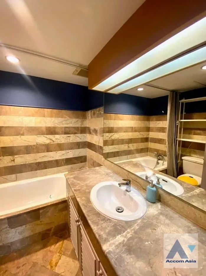 picture 🔼🔽 AccomA 📩 Stylish condominium with wood stairs and city charm (AA37442) - 10/10