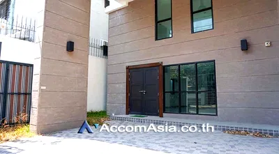 เช่าทาวน์โฮม ถนนสีลม : 🔼🔽 AccomA 📩 Modern townhouse with natural light in Sathorn, Bangkok (AA27149)