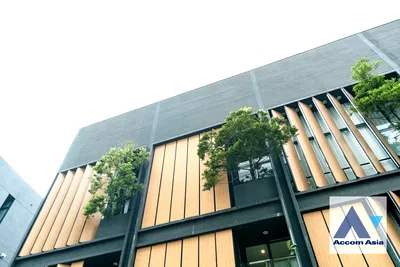 ทาวน์โฮม BTS บางจาก : 🔼🔽 AccomA 📩  3 BR Townhouse @Luxury Style in Prime Location (AA42166)