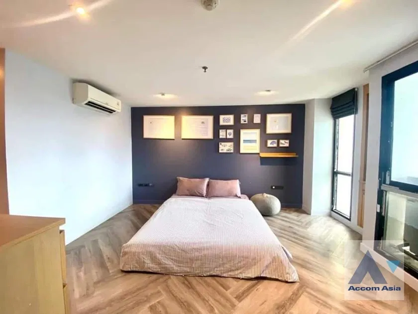 picture 🔼🔽 AccomA 📩 Stylish condominium with wood stairs and city charm (AA37442) - 6/10