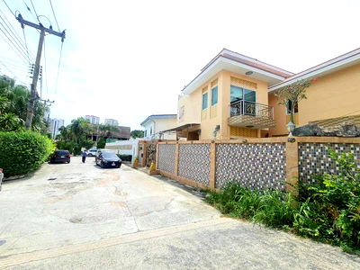 Houses for sale  Pratumnak Hill : 2.5-storey pool villa for sale, Matchanu Intersection, Pattaya, Jomtien Palace