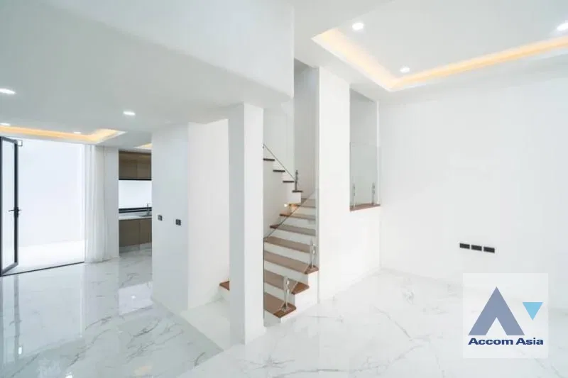picture 🔼🔽 AccomA 📩  4 BR Townhouse in Khlong Toei Nuea (AA42261) - 3/17