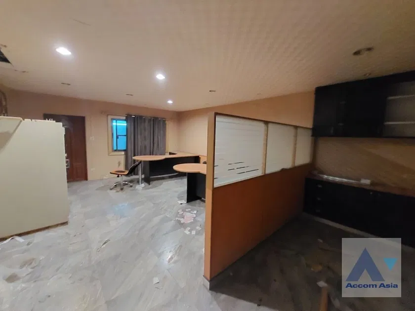 picture 🔼🔽 AccomA 📩  4 BR Townhouse in Phra Khanong Nuea (AA36700) - 4/16