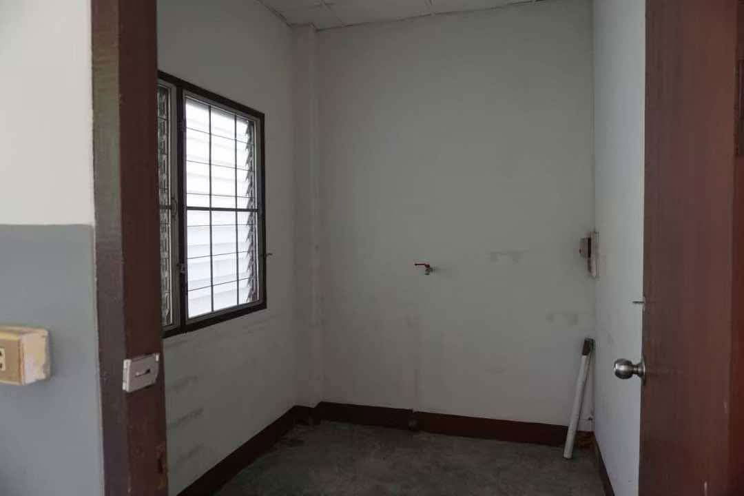 รูป ขายด่วน!!! บ้านพร้อมที่ดิน เนื้อที่ 196 ตร.ว. จ.เชียงใหม่ ใกล้สนามบิน T.0946511456 - รูปที่ 16/17