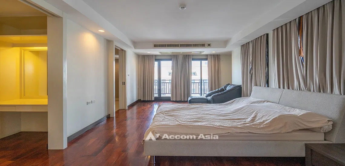 รูป 🔼🔽 AccomA 📩 Spacious condominium with bright red accent and balcony in Sathorn (28008) - รูปที่ 8/17