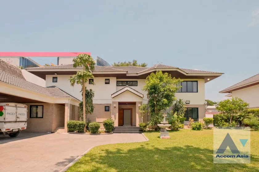 picture 🔼🔽 AccomA 📩 Garden 4 BR House in Khlong Ton Nuea (6002301) - 1/20