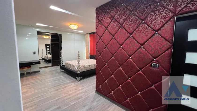 picture 🔼🔽 AccomA 📩 Striking Loft-Style Home with Bold Red-Black Interiors (AA42137) - 15/20