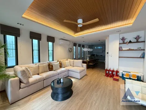 🔼🔽 AccomA 📩  4 BR Townhouse in Khlong Ton Nuea (AA43819)