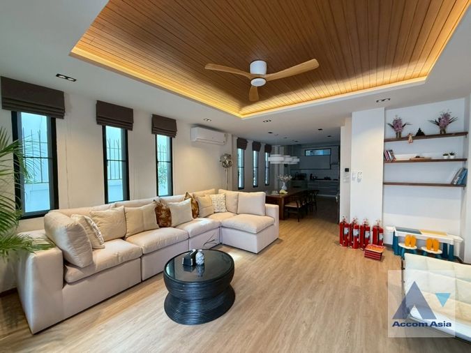 🔼🔽 AccomA 📩 4 BR Townhouse in Khlong Tan Nuea (AA43819)