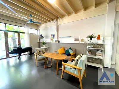 เช่าบ้านเดี่ยว ซอยทองหล่อ (สุขุมวิท 55) : 🔼🔽 AccomA 📩 Pet friendly 3 BR House in Khlong Ton Nuea (AA27280)