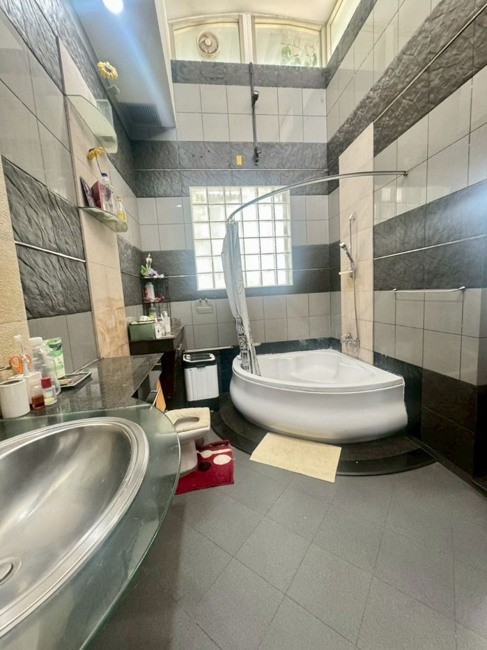 picture Buy and sell 3-story house, Town in Town, single house unique. The owner is an architect. Good function, light channels very good. ID: @951qfbfi - 16/19
