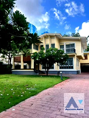 เช่าบ้านเดี่ยว ถนนเพชรบุรี กรุงเทพฯ : 🔼🔽 AccomA 📩  3 BR House in Khlong Toei (AA13475)