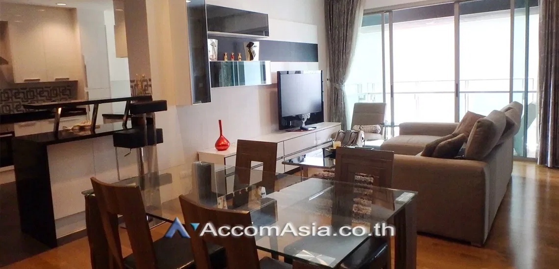 picture 🔼🔽 AccomA 📩 Built-in condo with city balcony and warm wood tones (1515298) - 3/9