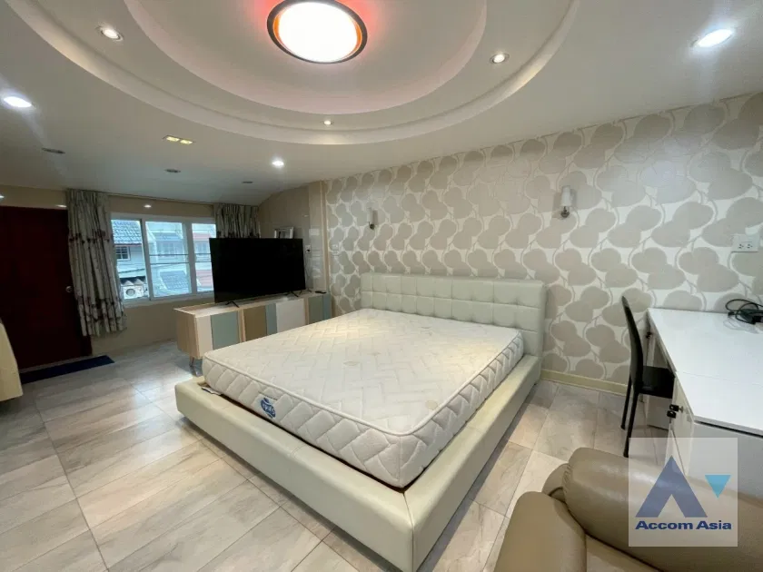 รูป 🔼🔽 AccomA 📩 Warm and Timeless Home with Rich Wood Interior in Sathorn (AA18380) - รูปที่ 10/20