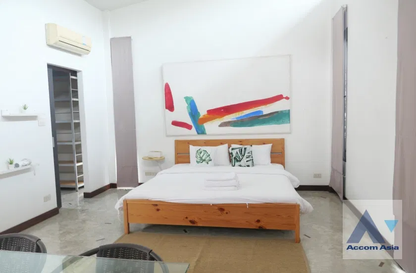 picture 🔼🔽 AccomA 📩 Modern Tropical Home with Natural Greenery and Airy Design (13001853) - 13/20