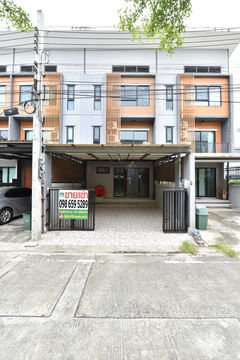 3-storey townhouse, Eco Space Bangna-Wongwaen, near Mega Bangna-Expressway-Suvarnabhumi Airport