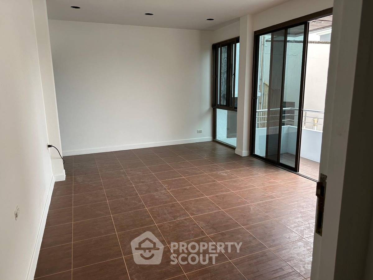 รูป บ้าน 5-ห้องนอน ใน คลองเจ้าคุณสิงห์ (ID 1028813) - รูปที่ 2/6