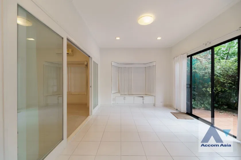 รูป 🔼🔽 AccomA 📩 Spacious 3-story townhouse with lush green space for rent in garden compound with pool (AA16507) - รูปที่ 3/20
