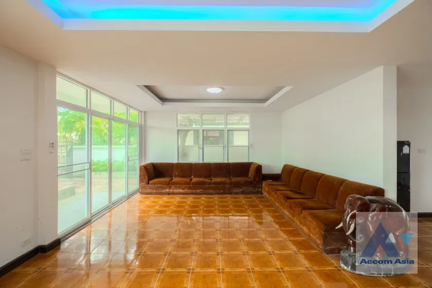 picture 🔼🔽 AccomA 📩 Spacious 2-Storey Home, 3 Beds, Garden Area for rent and sale in Phra khanong (AA25551) - 2/20