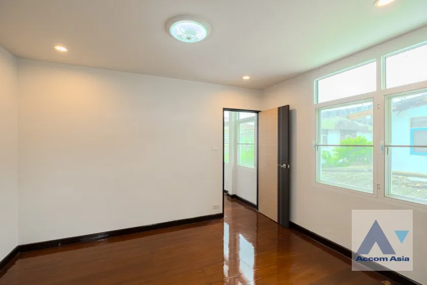 picture 🔼🔽 AccomA 📩 Spacious 2-Storey Home, 3 Beds, Garden Area for rent and sale in Phra khanong (AA25551) - 13/20