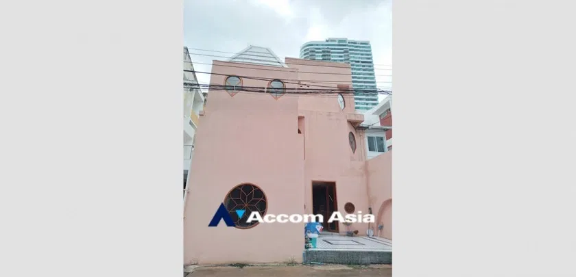 picture 🔼🔽 AccomA 📩  3 BR Townhouse in Khlong Ton Nuea (AA26641) - 1/20