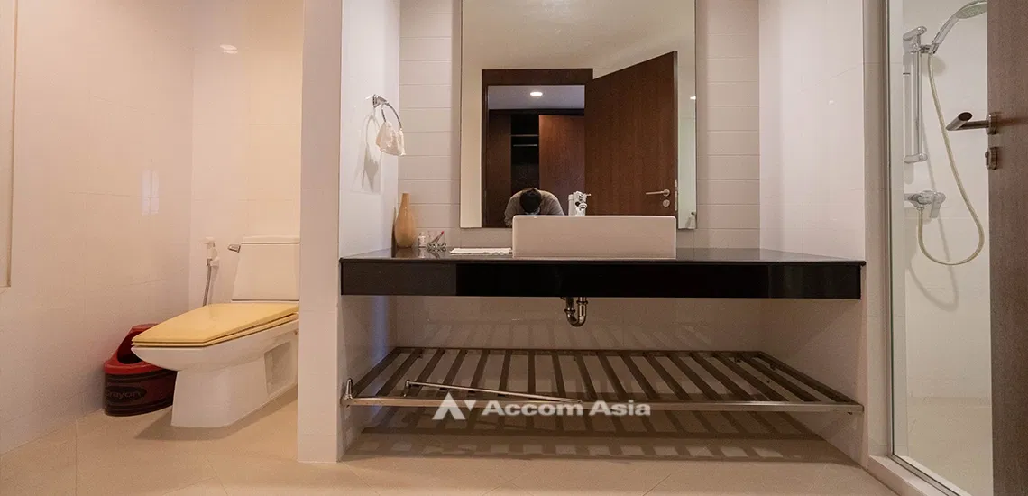 รูป 🔼🔽 AccomA 📩 Spacious condominium with bright red accent and balcony in Sathorn (28008) - รูปที่ 16/17