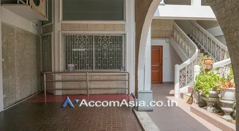 🔼🔽 AccomA 📩 Home Office 4 BR Townhouse in Si Lom (AA26843)