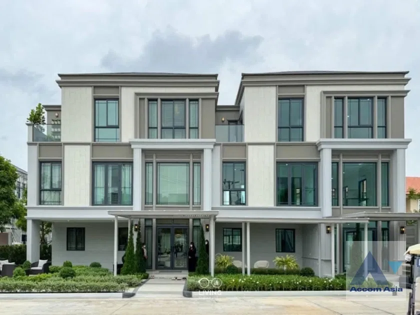 รูป 🔼🔽 AccomA 📩  Refurbished house with generous layout and rooftop space in Sukhumvit (AA42955) - รูปที่ 1/9