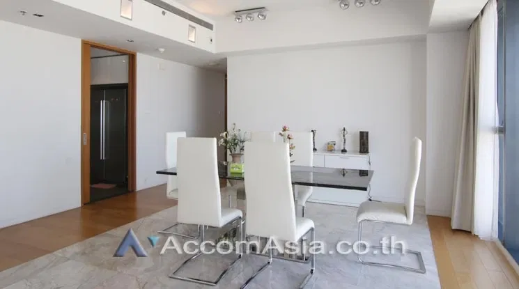 รูป 🔼🔽 AccomA 📩  Modern condominium with natural light and open layout in Sathorn (AA13551) - รูปที่ 3/9