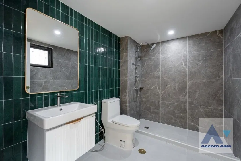 picture 🔼🔽 AccomA 📩 Spacious corner unit with modern white finishes and green-tile bathrooms (AA43454) - 11/20