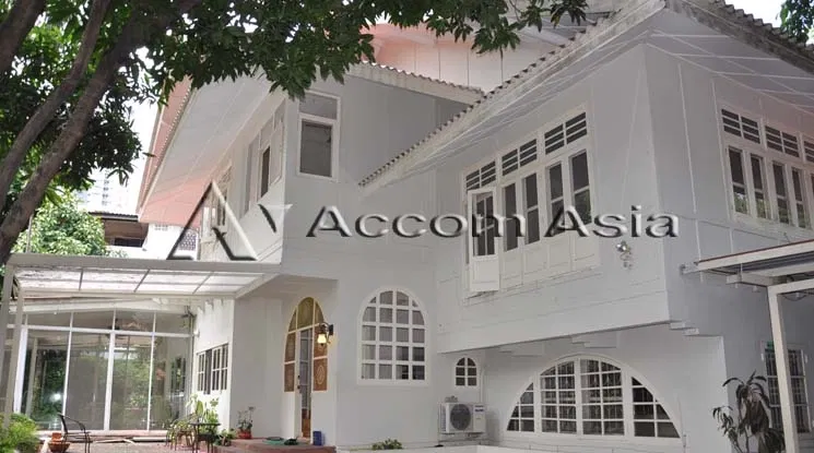 รูป 🔼🔽 AccomA 📩 Colonial-style home with spacious layout and steel kitchen (10002403) - รูปที่ 1/20