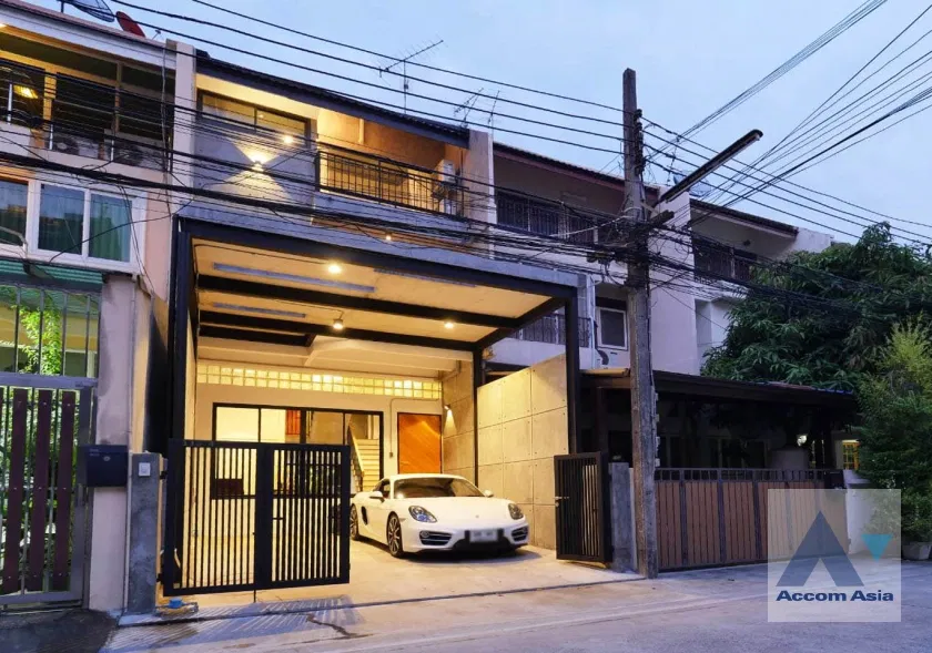 picture 🔼🔽 AccomA 📩 Pet friendly 5 BR Townhouse in Khlong Ton Nuea (AA30344) - 1/20
