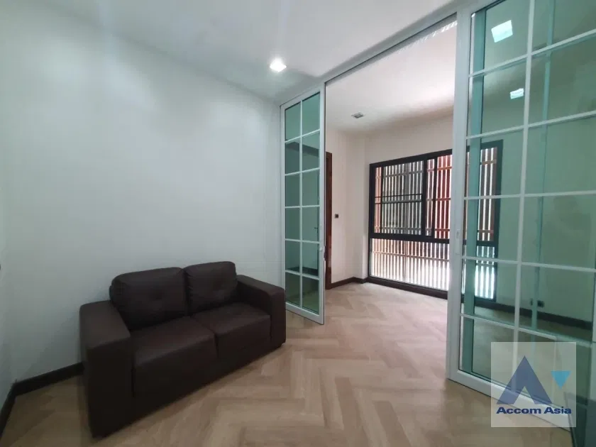 picture 🔼🔽 AccomA 📩 Big Balcony,Newly renovated,Fully Furnished 3 BR House in Khlong Ton Nuea (AA35536) - 16/20