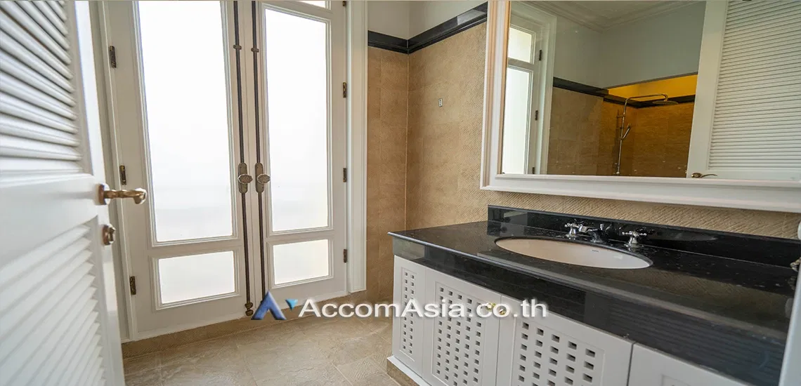 รูป 🔼🔽 AccomA 📩 Spacious estate with lush garden, private pool & timeless charm - รูปที่ 18/20