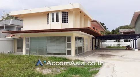 🔼🔽 AccomA 📩 Home Office 3 BR House in Khwaeng Sam Sen Nai (AA27421)