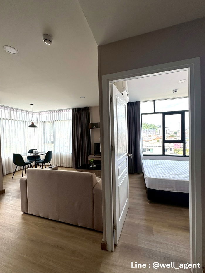 รูป For Rent | ดิ อินดี๊ด คอนโด เออร์เบิน ศรีราชา  📞 Call: 064-242-6068  🌊 เฟอร์ครบ | ห้องสวย | มีเครื่องซักผ้า - รูปที่ 2/12