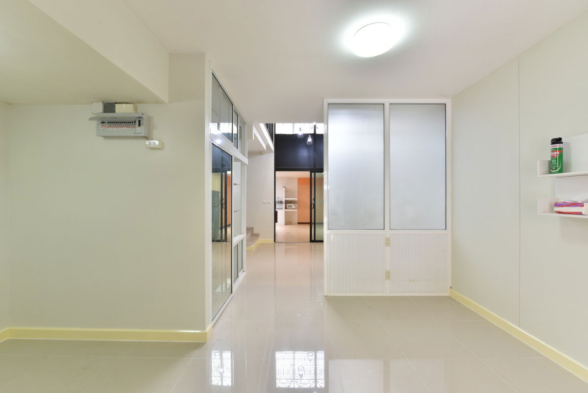รูป ทาวน์โฮม 3 ชั้น Eco Space บางนา-วงแหวน | เหมาะทำโฮมออฟฟิศ โชว์รูม เก็บสต็อก | ใกล้เมกะบางนา–ทางด่วน–สุวรรณภูมิ-รร.นานาชาติ - รูปที่ 2/28