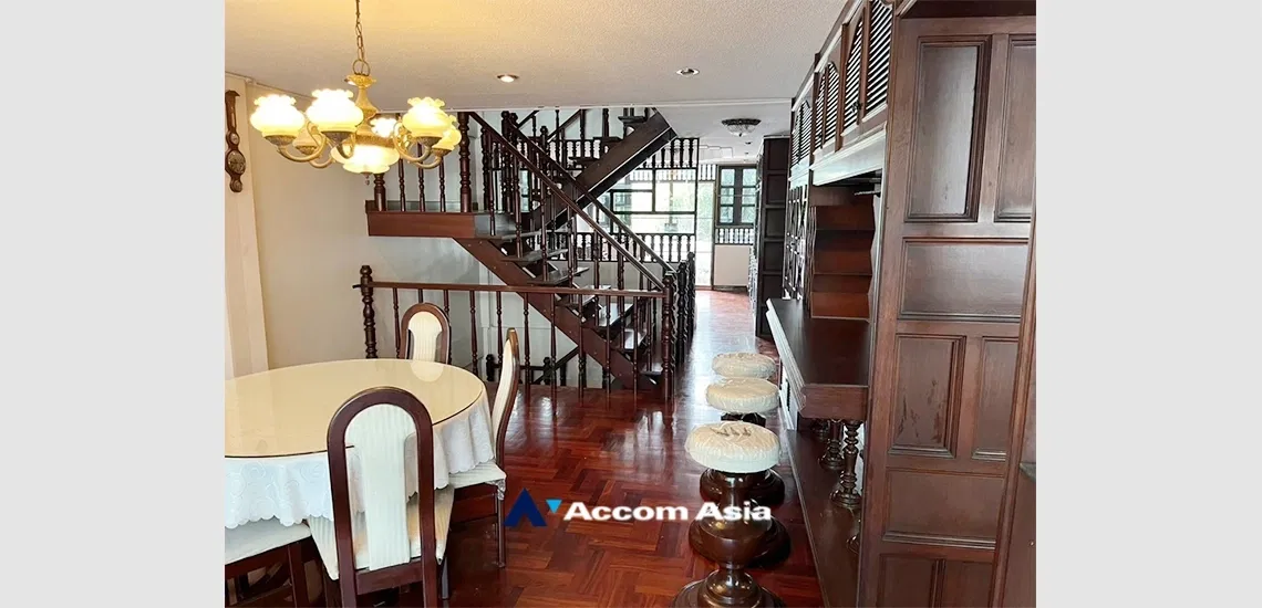 picture 🔼🔽 AccomA 📩 Classic house with wood interior and spiral staircase in Sathorn (AA34027) - 3/8
