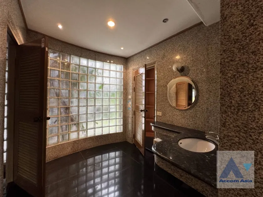 รูป 🔼🔽 AccomA 📩 Unique house with vaulted ceiling and classic wood accents (13001642) - รูปที่ 10/11