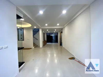 บ้านเดี่ยว BTS เอกมัย : 🔼🔽 AccomA 📩 Newly renovated 3 BR House in Khlong Ton Nuea (AA44322)