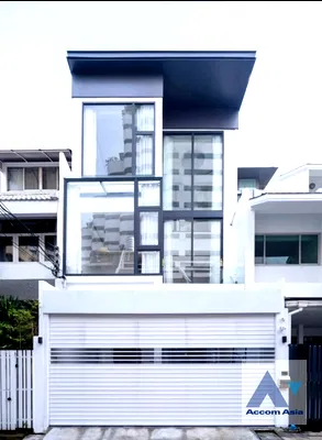 ทาวน์โฮม เดอะ มาร์เก็ต แบงคอก : 🔼🔽 AccomA 📩  4 BR Townhouse in Khlong Toei Nuea (AA42261)