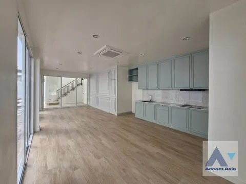 🔼🔽 AccomA 📩 Minimalist white home with skylight in Sathorn area (AA43631)