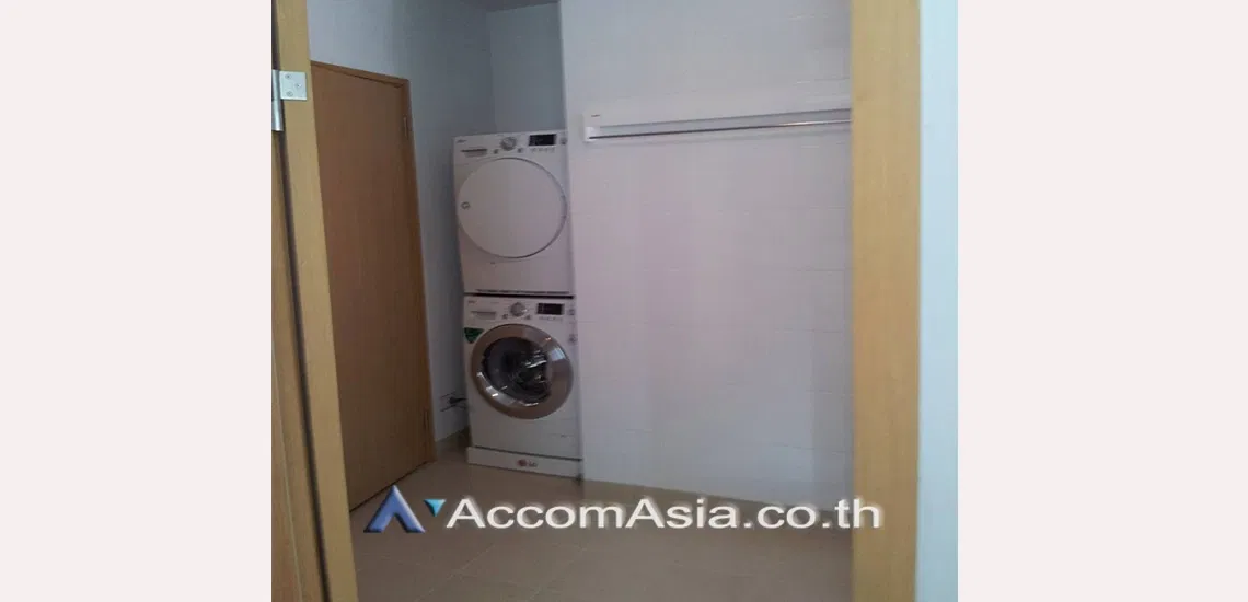 picture 🔼🔽 AccomA 📩 Modern condo with pool view and soft white interiors (1514268) - 14/14